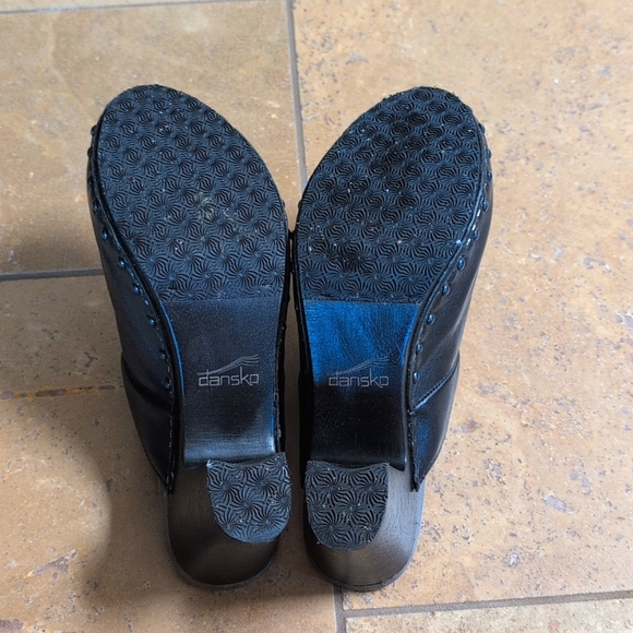 Dansko ladies clogs. Black with black studs. Size 38. - Picture 6 of 7
